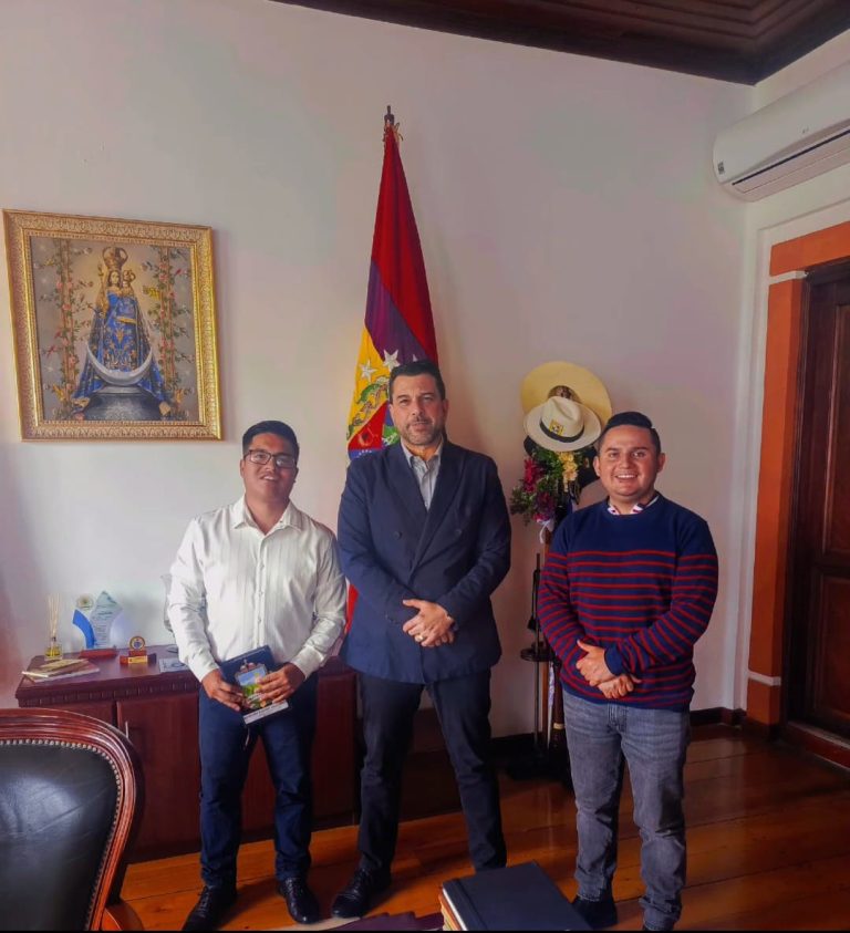 reunido con el Ing Mario Mancino Prefecto de Loja