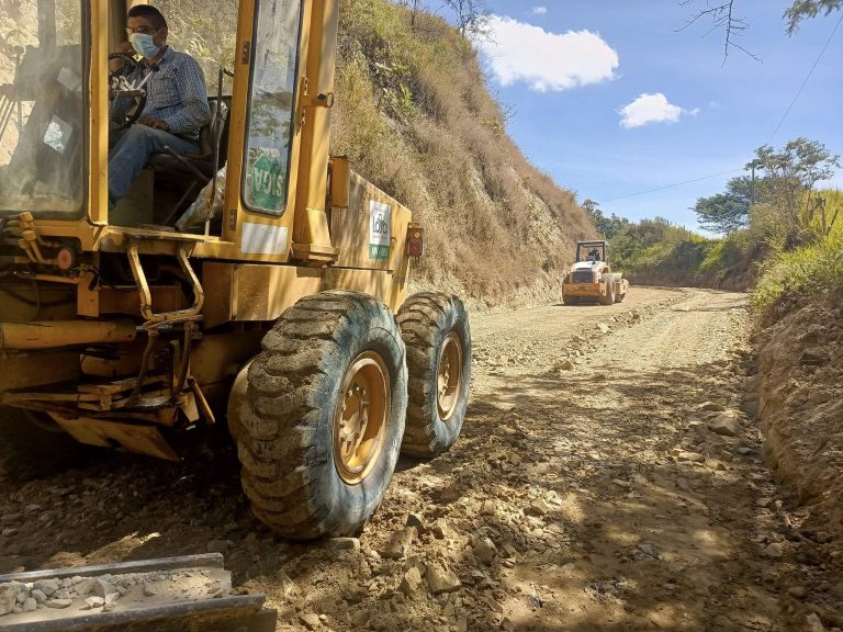 mantenimiento vial en la vía Sozoranga – Nueva Fátima